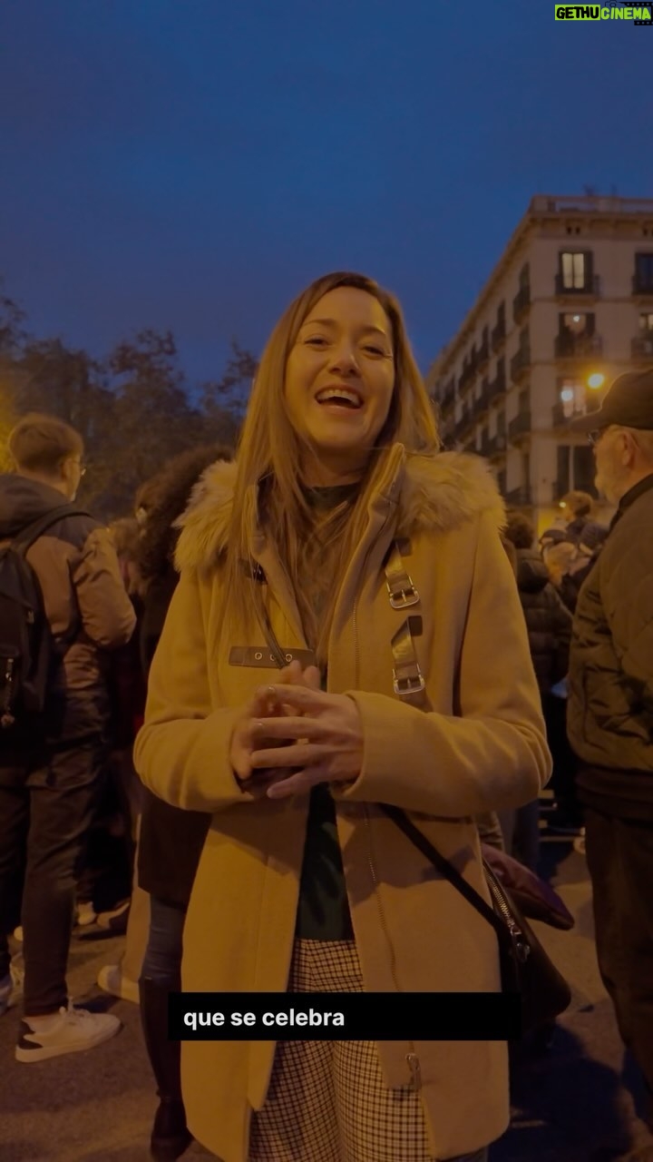 Monserrat Torrent Instagram - 👑 Día de Reyes en Barcelona Si bien es una festividad religiosa, lo que se vive en las calles es un verdadero espectáculo lleno de arte y magia, que invita a disfrutarlo más allá de nuestras creencias 🌟 Desde el S.XIX empezó en España la tradición de dar regalos a los niños en la noche de Reyes Y fue en 1866 cuando se realizó la primera cabalgata de Reyes Magos en Alcoy, para luego extenderse esta tradición al resto del país. 🌎 Y no sólo España! Países como México, Cuba, Italia, Argentina, Venezuela, Perú, en otros, también adoptaron esta tradición de alguna manera amoldada a su propia cultura. 🎭 Para quienes venimos de la danza, música y/o teatro, son actividades que disfrutamos mucho!! Mas si son al aire libre, gratuitas y que permiten acercar la cultura y la entretención a tod@s!! #instadaily #instalike #instagood #catalunya #barcelona #diadereyes #reyesmagos #winter