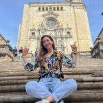 Monserrat Torrent Instagram – 😃 Y con la Mochila llegamos hasta Girona! 

Mañana sábado desde las 15:00 en @sabingochv todos invitados a viajar hasta esta hermosa provincia de la región de Cataluña ❤️💛 y ver el resultado del trabajo que hicimos junto a @nicobarrios 🙌🏻 

Y para quienes vieron Games of Thrones, se dieron cuenta de algo? 🫢 a ver si adivinan jejeje 

Los esperamos!!!! 

#instadaily #instalike #tvshow #tv #onair #trip