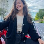 Monserrat Torrent Instagram - ✨Viernecito✨ Cómo se les viene el finde? 😊 Yo, adivinen que pasa mañana! 👵🏻 #instadaily #instalike #instagood #friday #viernes #vibes #weekendvibes