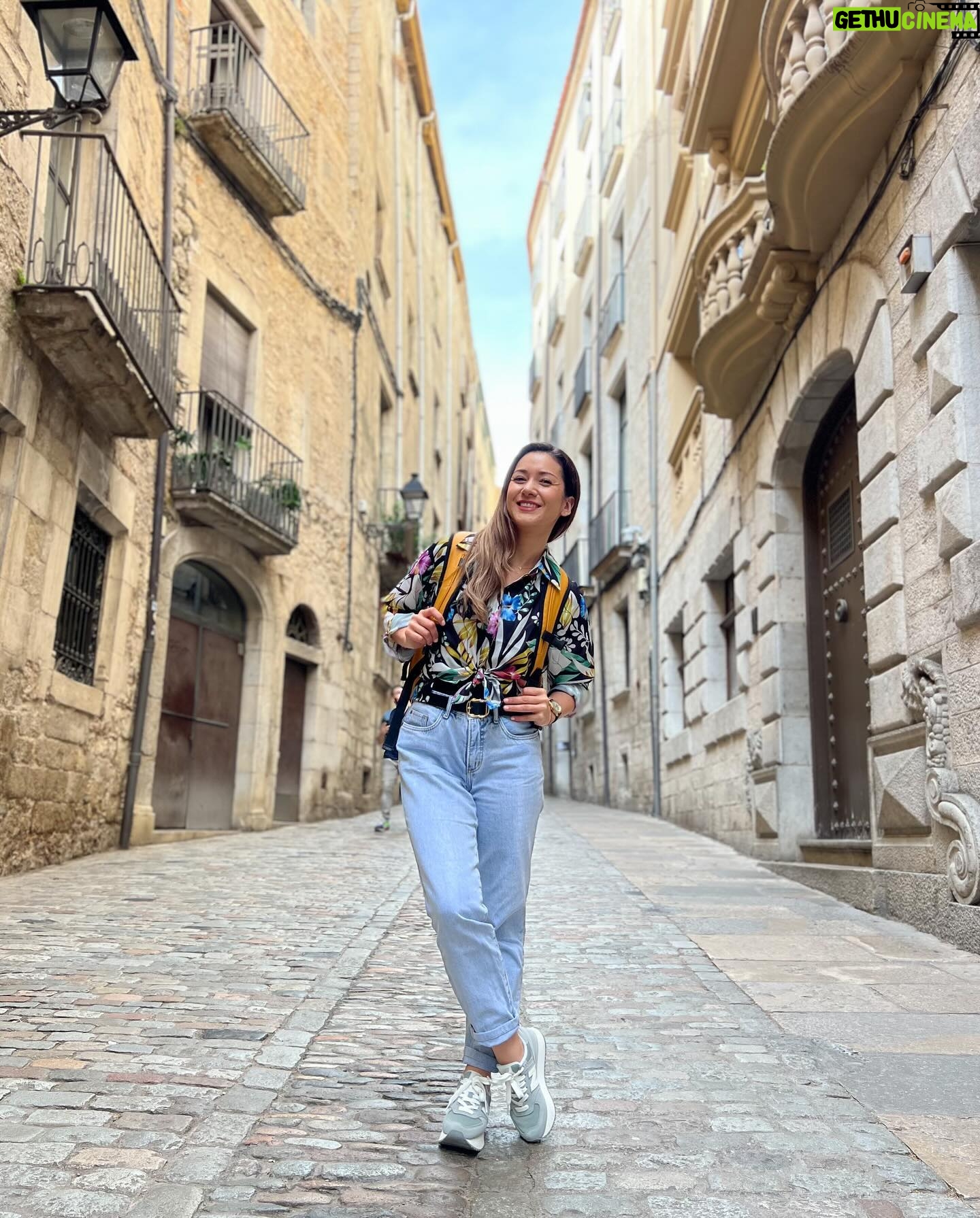 Monserrat Torrent Instagram - 😃 Y con la Mochila llegamos hasta Girona! Mañana sábado desde las 15:00 en @sabingochv todos invitados a viajar hasta esta hermosa provincia de la región de Cataluña ❤️💛 y ver el resultado del trabajo que hicimos junto a @nicobarrios 🙌🏻 Y para quienes vieron Games of Thrones, se dieron cuenta de algo? 🫢 a ver si adivinan jejeje Los esperamos!!!! #instadaily #instalike #tvshow #tv #onair #trip
