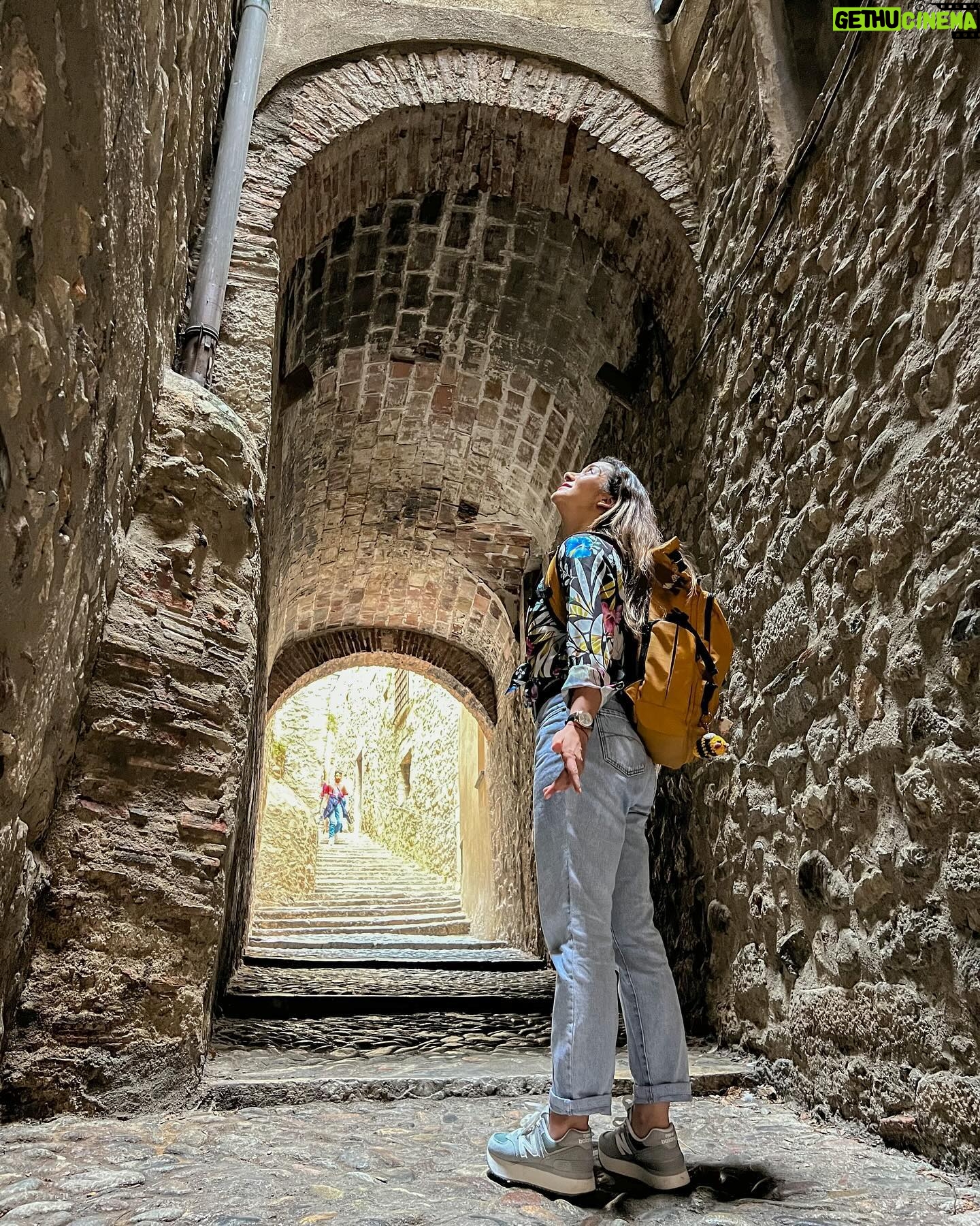 Monserrat Torrent Instagram - 😃 Y con la Mochila llegamos hasta Girona! Mañana sábado desde las 15:00 en @sabingochv todos invitados a viajar hasta esta hermosa provincia de la región de Cataluña ❤️💛 y ver el resultado del trabajo que hicimos junto a @nicobarrios 🙌🏻 Y para quienes vieron Games of Thrones, se dieron cuenta de algo? 🫢 a ver si adivinan jejeje Los esperamos!!!! #instadaily #instalike #tvshow #tv #onair #trip