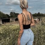 Montaine Mounet Instagram - Toujours a la campagne 🌻 . . . . . . . #picoftheday #campagne #horse #love #girl #france #tattoo #tattooed #ink #inkaddict