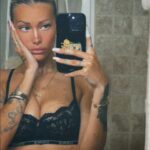 Montaine Mounet Instagram – Friday night mood 🖤 
•
•
•
•
•
#pictureoftheday #love #picoftheday #girl #france #mood