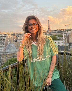 Moon Instagram - Vous inquiétez pas j’ai pas remis d’extensions j’ai toujours mon carré court mais fallait que je vous poste ces photos que j’adore de la soirée @adidas x @courir pour la sortie de la #SL72 🤭💚
Publicité *