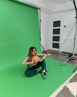 Moon Instagram - Vous inquiétez pas j’ai pas remis d’extensions j’ai toujours mon carré court mais fallait que je vous poste ces photos que j’adore de la soirée @adidas x @courir pour la sortie de la #SL72 🤭💚
Publicité *