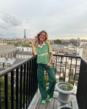 Moon Instagram - Vous inquiétez pas j’ai pas remis d’extensions j’ai toujours mon carré court mais fallait que je vous poste ces photos que j’adore de la soirée @adidas x @courir pour la sortie de la #SL72 🤭💚
Publicité *