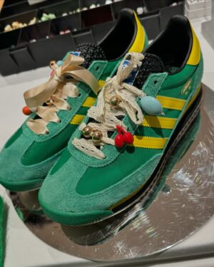 Moon Instagram - Vous inquiétez pas j’ai pas remis d’extensions j’ai toujours mon carré court mais fallait que je vous poste ces photos que j’adore de la soirée @adidas x @courir pour la sortie de la #SL72 🤭💚
Publicité *