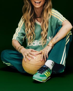 Moon Instagram - Vous inquiétez pas j’ai pas remis d’extensions j’ai toujours mon carré court mais fallait que je vous poste ces photos que j’adore de la soirée @adidas x @courir pour la sortie de la #SL72 🤭💚
Publicité *