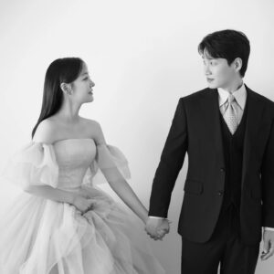 Moon Ji-in Instagram - 내일..새로운 신분?으로 거듭나는 순간,행복하게 잘 마치고
축복해주신분들,  축복해주실분들 모두에게 배로 갚으며
살아보겠습니다..☺️
잘 마치고 다시 인사드릴게요♡
.
.
.
.

......그런데 너무너무 떨려요 ..
결혼은 정말 엄청난 것 이에여...🫠🤣😂😅🥲