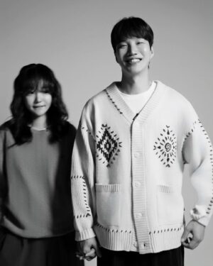 Moon Ji-in Instagram - 따수운 5월에 결혼을 하게되었습니다.

축하해주신 많은 지인이의 지인분들 너무나 감사드립니다.
그리고 이제 축하해주실 모든분들께도 정말 정말 감사드립니다

아주 조금 자랑을 하자면😳
아주 가지각색 창조적인 걱정들이 참 많았던 저를 위해
아주 가지각색 창조적인 방법들로 어떻게든 제 걱정을 떨쳐주는,
저를 생각하는 마음이  아주 성실한 사람이랍니다.☺️

아무래도,
힘든길도 웃으면서 함께 살아갈수 있는 용기를 준 사람을 만난 것 같습니다.:)

마지막으로
서로뿐 아니라,  주변을 많이 사랑하며  사는 저희가 되려고 합니다
저희의 사랑을 많이 받아주세요!!!!:)

축복해주셔서 다시한번 감사드리고 
행복한 설 , 그리고 새해, 그리고 평생이 되시길 기도합니다 ^^!!!

여러분의 가는 '기리' 어려우면 
가까운 '지인' 에게 물어보세요.”
(출처 조혜련선배님부부☺️)