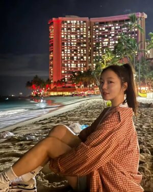 Moon Ji-in Instagram - 호텔로비부터 이어진 와이키키 해변⛱️ ...🥰😍
그냥 숙소에만 있어도 좋다 큰일이다.🤔
##vividbydayvibrantbynight #sheratonwaikiki
@sheratonwaikiki