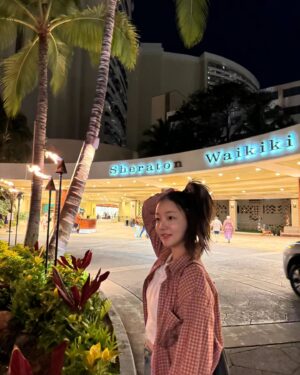 Moon Ji-in Instagram - 호텔로비부터 이어진 와이키키 해변⛱️ ...🥰😍
그냥 숙소에만 있어도 좋다 큰일이다.🤔
##vividbydayvibrantbynight #sheratonwaikiki
@sheratonwaikiki