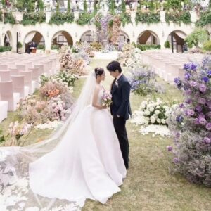 Moon Ji-in Instagram - 감사합니다..♡
과분하다는 말론 어림도 없는  인생 최고의 축복을 받았습니다.
현실이 아닌 것 같은 순간이였습니다.

이제 날씨와도 같은 삶의 순간들이 펼쳐지겠지만 넘치게 받 은 축복 기억하며 어떤날은 궂은 날이여도 두려워 않기로 했습니다. 모두의 덕분입니다..☺️

기쁘게 갚으며 나누며 감사하며 살겠습니다 ♡
기다리고 기대해 주세요 제 지인의 지인들 과
 축하해주시고 도와주신 모든분들🥰

그리고.
결혼식의 영웅들..
감사합니다🥰

나의 오래된 지인이자 최고의 웨딩 디렉터 민경언니♡
Director : #리아웨딩 #정민경디렉터
Styling : #퍼스트비주얼
@firstvisual.official
@lia__wedding_
@ladyming_st

팍팍. 밀어주고 끌어주신 고대표님의 멋진잡지, 웨딩H
Magazine : #웨딩H
@weddingh_magazine

최선을 다해 아낌없이 쏟아부어주신 단언 최고의 스튜디오 👍 
Studio/Photo : #세인트지지오티
@st.ggot
@ggot_thehouse
Video : #지지오티필름
@ggot_film

드레스..공주를 넘어 마음까지 여왕을. 만들어 주시는 곳 👗 
Dress : #스포사리니아
@sposa_linea_official

길게 말할것도 없는, 웨딩 최강자.. .👍
Hair/Make up : #김청경헤어페이스
@kimchungkyung_hairface

그쉽지않다는 신랑도 스포트라이트 받게해주는 최강슈트🙏
Suit : #스플렌디노
@splendino_official

사진을 볼때. 더욱 더  느껴지는 극강 아름다움, 🥰
부케Bouquet 
Flower : #플라워바테
@flower_batte

마지막으로  정말 너무나  아름다운 공간을 준비해주시고 힘껏 축복해주신 라움 웨딩과

동화속 공주님을 만들어주신  최고 플라워팀🌷🪻⚘️
Flower directing #라움브리제@raum_brise_fleur

 감사드립니다 
@raum_wedding
