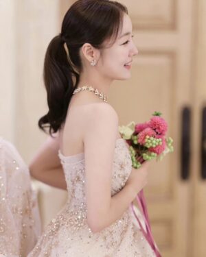 Moon Ji-in Instagram - 감사합니다..♡
과분하다는 말론 어림도 없는  인생 최고의 축복을 받았습니다.
현실이 아닌 것 같은 순간이였습니다.

이제 날씨와도 같은 삶의 순간들이 펼쳐지겠지만 넘치게 받 은 축복 기억하며 어떤날은 궂은 날이여도 두려워 않기로 했습니다. 모두의 덕분입니다..☺️

기쁘게 갚으며 나누며 감사하며 살겠습니다 ♡
기다리고 기대해 주세요 제 지인의 지인들 과
 축하해주시고 도와주신 모든분들🥰

그리고.
결혼식의 영웅들..
감사합니다🥰

나의 오래된 지인이자 최고의 웨딩 디렉터 민경언니♡
Director : #리아웨딩 #정민경디렉터
Styling : #퍼스트비주얼
@firstvisual.official
@lia__wedding_
@ladyming_st

팍팍. 밀어주고 끌어주신 고대표님의 멋진잡지, 웨딩H
Magazine : #웨딩H
@weddingh_magazine

최선을 다해 아낌없이 쏟아부어주신 단언 최고의 스튜디오 👍 
Studio/Photo : #세인트지지오티
@st.ggot
@ggot_thehouse
Video : #지지오티필름
@ggot_film

드레스..공주를 넘어 마음까지 여왕을. 만들어 주시는 곳 👗 
Dress : #스포사리니아
@sposa_linea_official

길게 말할것도 없는, 웨딩 최강자.. .👍
Hair/Make up : #김청경헤어페이스
@kimchungkyung_hairface

그쉽지않다는 신랑도 스포트라이트 받게해주는 최강슈트🙏
Suit : #스플렌디노
@splendino_official

사진을 볼때. 더욱 더  느껴지는 극강 아름다움, 🥰
부케Bouquet 
Flower : #플라워바테
@flower_batte

마지막으로  정말 너무나  아름다운 공간을 준비해주시고 힘껏 축복해주신 라움 웨딩과

동화속 공주님을 만들어주신  최고 플라워팀🌷🪻⚘️
Flower directing #라움브리제@raum_brise_fleur

 감사드립니다 
@raum_wedding
