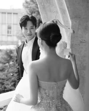 Moon Ji-in Instagram - 감사합니다..♡
과분하다는 말론 어림도 없는  인생 최고의 축복을 받았습니다.
현실이 아닌 것 같은 순간이였습니다.

이제 날씨와도 같은 삶의 순간들이 펼쳐지겠지만 넘치게 받 은 축복 기억하며 어떤날은 궂은 날이여도 두려워 않기로 했습니다. 모두의 덕분입니다..☺️

기쁘게 갚으며 나누며 감사하며 살겠습니다 ♡
기다리고 기대해 주세요 제 지인의 지인들 과
 축하해주시고 도와주신 모든분들🥰

그리고.
결혼식의 영웅들..
감사합니다🥰

나의 오래된 지인이자 최고의 웨딩 디렉터 민경언니♡
Director : #리아웨딩 #정민경디렉터
Styling : #퍼스트비주얼
@firstvisual.official
@lia__wedding_
@ladyming_st

팍팍. 밀어주고 끌어주신 고대표님의 멋진잡지, 웨딩H
Magazine : #웨딩H
@weddingh_magazine

최선을 다해 아낌없이 쏟아부어주신 단언 최고의 스튜디오 👍 
Studio/Photo : #세인트지지오티
@st.ggot
@ggot_thehouse
Video : #지지오티필름
@ggot_film

드레스..공주를 넘어 마음까지 여왕을. 만들어 주시는 곳 👗 
Dress : #스포사리니아
@sposa_linea_official

길게 말할것도 없는, 웨딩 최강자.. .👍
Hair/Make up : #김청경헤어페이스
@kimchungkyung_hairface

그쉽지않다는 신랑도 스포트라이트 받게해주는 최강슈트🙏
Suit : #스플렌디노
@splendino_official

사진을 볼때. 더욱 더  느껴지는 극강 아름다움, 🥰
부케Bouquet 
Flower : #플라워바테
@flower_batte

마지막으로  정말 너무나  아름다운 공간을 준비해주시고 힘껏 축복해주신 라움 웨딩과

동화속 공주님을 만들어주신  최고 플라워팀🌷🪻⚘️
Flower directing #라움브리제@raum_brise_fleur

 감사드립니다 
@raum_wedding
