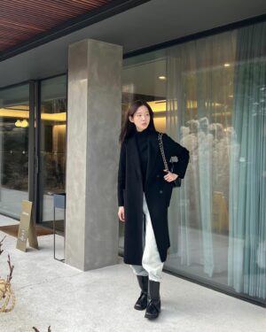 Moon Joo-yeon Instagram - 스네이프교수님🥷❄️❄️❄️❄️❄️
.
Looks like professor Snape in HarryPotter
when I wearing a all black look