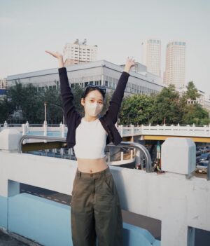 Moon Lee Instagram - 春分快樂
昨天在劇組聽說春分要吃太陽餅，會得到好運高升！今天很幸福，曬了很多太陽，吃了很多好吃的食物，看狗狗奔跑，看爸爸媽媽和孩子在路上拍可愛的合照。

一切都很簡單，所以都很好