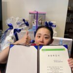 Moon Geun-young Instagram - ⠀⠀⠀⠀⠀⠀⠀⠀⠀⠀⠀⠀⠀⠀⠀⠀ 또 이렇게 어마무시한 선물을!! 해외곰숑키들 생일을 축하해줘서 진심으로 곰마워♥️ 덕분에 잊지 못할 생일이 될 것 같아😭 하루빨리 연기로 만날 수 있게 더더 노력할게! 다시 한번 정말 정말 곰마워- And love you♥️♥️♥️ #해외곰숑키들 #후원확인서 #자랑스러워 #👍🏻 #Day2786💋