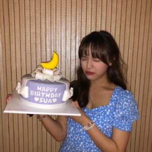 Moon Sua Instagram -  19990909 
소중한 사람들과 시간을 보낼 수 있어서 너무너무 행복한 날이었어요
부모님, 하나뿐인 오라버니, 우리 멤버들 그리고 생일을 축하해주신 모든 분들께 감사드리고 항상 열심히하는 수아가 될 수 있도록 노력하겠습니다 사랑합니다💜
