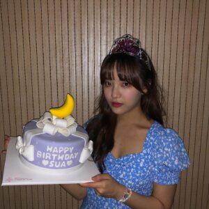 Moon Sua Instagram -  19990909 
소중한 사람들과 시간을 보낼 수 있어서 너무너무 행복한 날이었어요
부모님, 하나뿐인 오라버니, 우리 멤버들 그리고 생일을 축하해주신 모든 분들께 감사드리고 항상 열심히하는 수아가 될 수 있도록 노력하겠습니다 사랑합니다💜