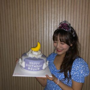 Moon Sua Instagram -  19990909 
소중한 사람들과 시간을 보낼 수 있어서 너무너무 행복한 날이었어요
부모님, 하나뿐인 오라버니, 우리 멤버들 그리고 생일을 축하해주신 모든 분들께 감사드리고 항상 열심히하는 수아가 될 수 있도록 노력하겠습니다 사랑합니다💜