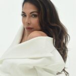 Moran Atias Instagram - My favourite day 🤍 Shabbat Shalom Photo @nimrodejj Glam @yanivkatzav