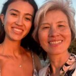 Moran Atias Instagram - מאז שחזרתי שואלים אותי איך אני? איך אני? איך אסביר לאנשים שלא היו שם. מה זה להריח דם. לנשום עפר של בתים ובני אדם. לישון ללא מנוחה ולהתעורר עם אזעקה. שקשה לנשום. שאני בוכה כשאני שומעת מוסיקה. שאני בוכה שאני לבד ברכב. שאני מתגעגת כל הזמן. שהכל עצר בלב וקשה לנשום. וזה לא נגמר. ורק אחרי שלושה חודשים הצלחתי לארוז את עצמי אבל הנשמה שבויה. חטופה. אני לא כאן. אני שם בבארי. בכפר עזה. בניר עוז. מקשיבה לדורון. לאייל. לליאורה. סהרורית בכיכר. אני שם במטה. עורכת סרט. מבקרת משפחה. אני שם. עם העם שלי. ואיזה עם אנחנו. בזה העולם מקנא. אני יודעת שאתם מרגישים רק שנאה אבל תאמינו שמתחת מסתתרת לה קנאה. כמה עברנו. והנה אנחנו כאן!! ועם הריח של הדם והזכרונות שלא עוזבים אני אתכם תמיד מכל מקום. מתגעגת ונלחמת לימים טובים. שנזכה להתאחד עם כל החטופות והחטופים ושהחיילים יחזרו בשלום.