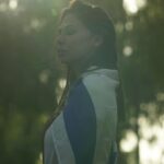 Moran Atias Instagram – מאז שחזרתי שואלים אותי איך אני? איך אני?
איך אסביר לאנשים שלא היו שם. מה זה להריח דם. לנשום עפר של בתים ובני אדם. לישון ללא מנוחה ולהתעורר עם אזעקה. שקשה לנשום. שאני בוכה כשאני שומעת מוסיקה. שאני בוכה שאני לבד ברכב. שאני מתגעגת כל הזמן. שהכל עצר בלב וקשה לנשום. וזה לא נגמר. ורק אחרי שלושה חודשים הצלחתי לארוז את עצמי אבל הנשמה שבויה. חטופה. אני לא כאן. אני שם בבארי. בכפר עזה. בניר עוז. מקשיבה לדורון. לאייל. לליאורה. סהרורית בכיכר. אני שם במטה. עורכת סרט. מבקרת משפחה. אני שם. עם העם שלי. ואיזה עם אנחנו. בזה העולם מקנא. 
אני יודעת שאתם מרגישים רק שנאה אבל תאמינו שמתחת מסתתרת לה קנאה. 
כמה עברנו. והנה אנחנו כאן!! 

ועם הריח של הדם והזכרונות שלא עוזבים אני אתכם תמיד מכל מקום. מתגעגת ונלחמת לימים טובים. שנזכה להתאחד עם כל החטופות והחטופים ושהחיילים יחזרו בשלום.