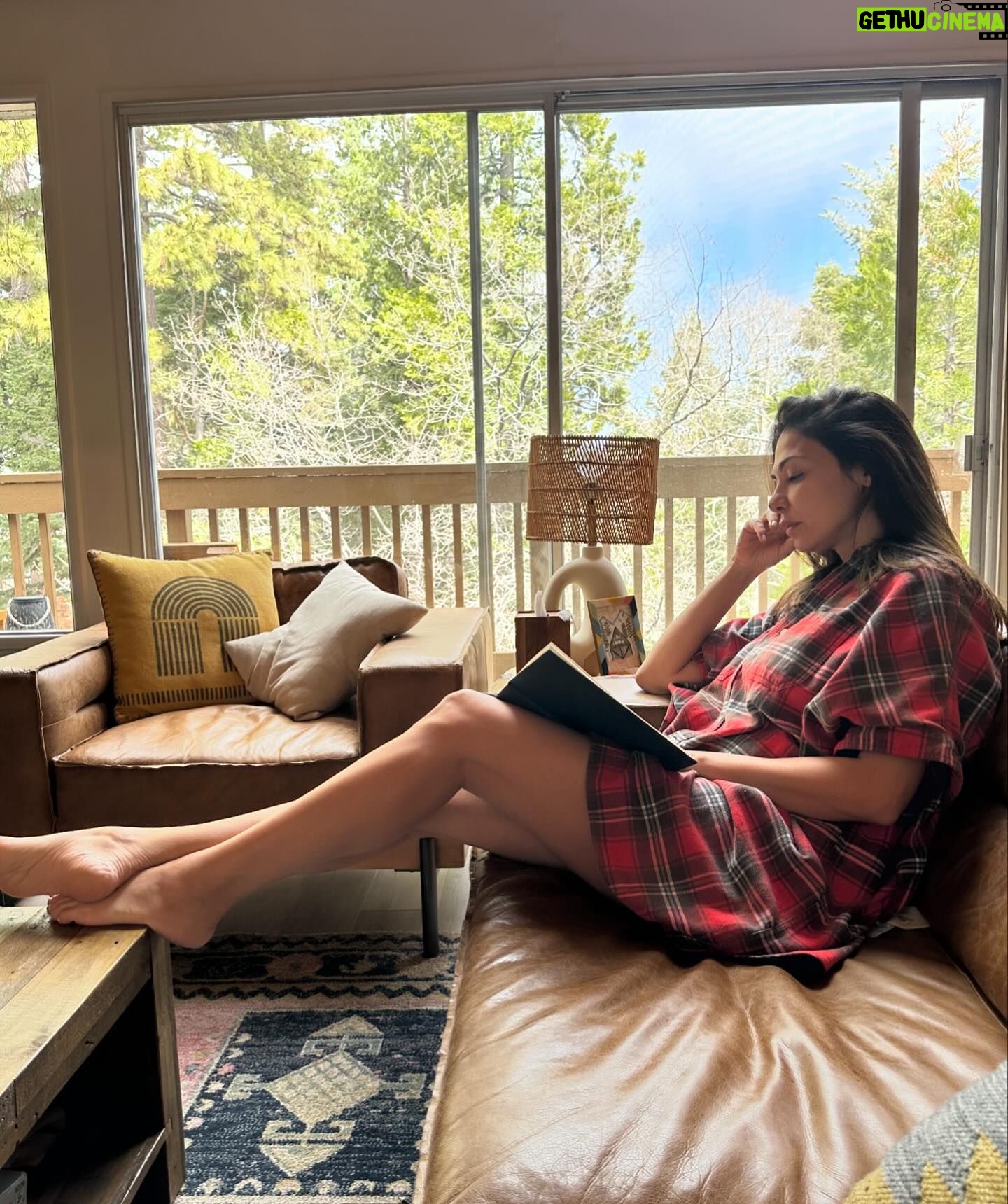 Moran Atias Instagram - Nature is always a good idea.This last weekend I prayed a lot. Got TERRIFIED. Cried desperately and looked at the nature to thank God for being here Alive. This birthday month I made a promise to myself hope I’ll keep it. בסוף שבוע נסעתי לטבע זאת המתנה הכי טובה שאני יכולה לתת לעצמי. הטבע מזכיר לי כמה העולם יפה כשאנחנו טובעים ברוע אנושי. בצד השני של העולם אני עוקבת אחריי חדשות בחרדה היסטרית!! בכי שלא ניתן לעצור ותפילות שכולם יהיו בטוחים. הבטחתי לעצמי השנה משהו שמקווה להגשים. מלחמה לא צריכה להיות חלק מהחיים שלנו אבל הנה אנחנו עדיין כאן !! בחיים. אנחנו לא לבד והכי חשוב יש לנו אחד את השני. מתגעגעת ואוהבת תמיד ❤️
