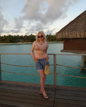 Morgan Lily Instagram - 🌺24🌺🎂 @fsborabora