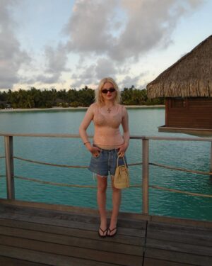 Morgan Lily Instagram - 🌺24🌺🎂 @fsborabora