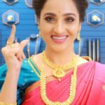 Mounika Dev Instagram - தங்கமயில் வழங்கும் பிரமிப்பூட்டும் மாலை & நெக்லஸ் ஃபெஸ்ட் வருகிற ஜூன் 8,9,10 ஆகிய மூன்று நாட்களும் தங்கமயில் ஜுவல்லரி ஷோரூம்களில் மாலை & நெக்லஸ் ஃபெஸ்ட் நடைபெற உள்ளது. இந்த நாட்களில் விசேஷமான தங்க நகைகள், புதிய கலெக்ஷன்களில் எக்கச்சக்கமாய் காட்சிபடுத்தவுள்ளோம். மேலும் நீங்கள் வாங்கும் மாலை & நெக்லஸ்களுக்கு மட்டும் ஒவ்வொரு கிராம் தங்கத்திற்கும் ரூ.150 முதல் ரூ.250 வரை தள்ளுபடி... உங்கள் வீட்டு விசேஷங்களுக்கான மாலை, நெக்லஸ் கலெக்ஷன்களை தங்கமயில் ஜுவல்லரியில் தேர்வு செய்யுங்கள் சிறப்பு ஆஃபருடன்.. தங்கம் வாங்க.. தங்கமயிலுக்கு வாங்க #thangamayil #malaiandnecklacefest #goldjewelry #malai #necklace #gold #necklacefest #thangamayiljewelry #trending #insta [Malai and Necklace Fest, Malai, Necklace, Gold offer, Thangamayil]