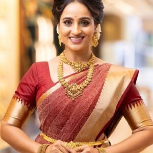 Mounika Dev Instagram - தங்கமயில் வழங்கும் பிரமிப்பூட்டும் மாலை & நெக்லஸ் ஃபெஸ்ட் வருகிற ஜூன் 8,9,10 ஆகிய மூன்று நாட்களும் தங்கமயில் ஜுவல்லரி ஷோரூம்களில் மாலை & நெக்லஸ் ஃபெஸ்ட் நடைபெற உள்ளது. இந்த நாட்களில் விசேஷமான தங்க நகைகள், புதிய கலெக்ஷன்களில் எக்கச்சக்கமாய் காட்சிபடுத்தவுள்ளோம். மேலும் நீங்கள் வாங்கும் மாலை & நெக்லஸ்களுக்கு மட்டும் ஒவ்வொரு கிராம் தங்கத்திற்கும் ரூ.150 முதல் ரூ.250 வரை தள்ளுபடி... உங்கள் வீட்டு விசேஷங்களுக்கான மாலை, நெக்லஸ் கலெக்ஷன்களை தங்கமயில் ஜுவல்லரியில் தேர்வு செய்யுங்கள் சிறப்பு ஆஃபருடன்.. தங்கம் வாங்க.. தங்கமயிலுக்கு வாங்க #thangamayil #malaiandnecklacefest #goldjewelry #malai #necklace #gold #necklacefest #thangamayiljewelry #trending #insta [Malai and Necklace Fest, Malai, Necklace, Gold offer, Thangamayil]