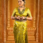 Mounika Dev Instagram - நிறைந்த வளம், ஆரோக்கியம், மிகுந்த சந்தோஷம், வெற்றி என அனைத்தையும் இந்த இனிய தமிழ் புத்தாண்டு உங்களுக்கு கொண்டுவரட்டும். நினைத்தது அனைத்தும் இந்நாளில் நிறைவேற அனைவருக்கும் தமிழ் புத்தாண்டு வாழ்த்துகள்! @profile_makeover Saree:paavai_saree_rental @vika_label @monisha_makeup_hair @new_ideas_fashion @blossom_flowers @vishal_srinivasan