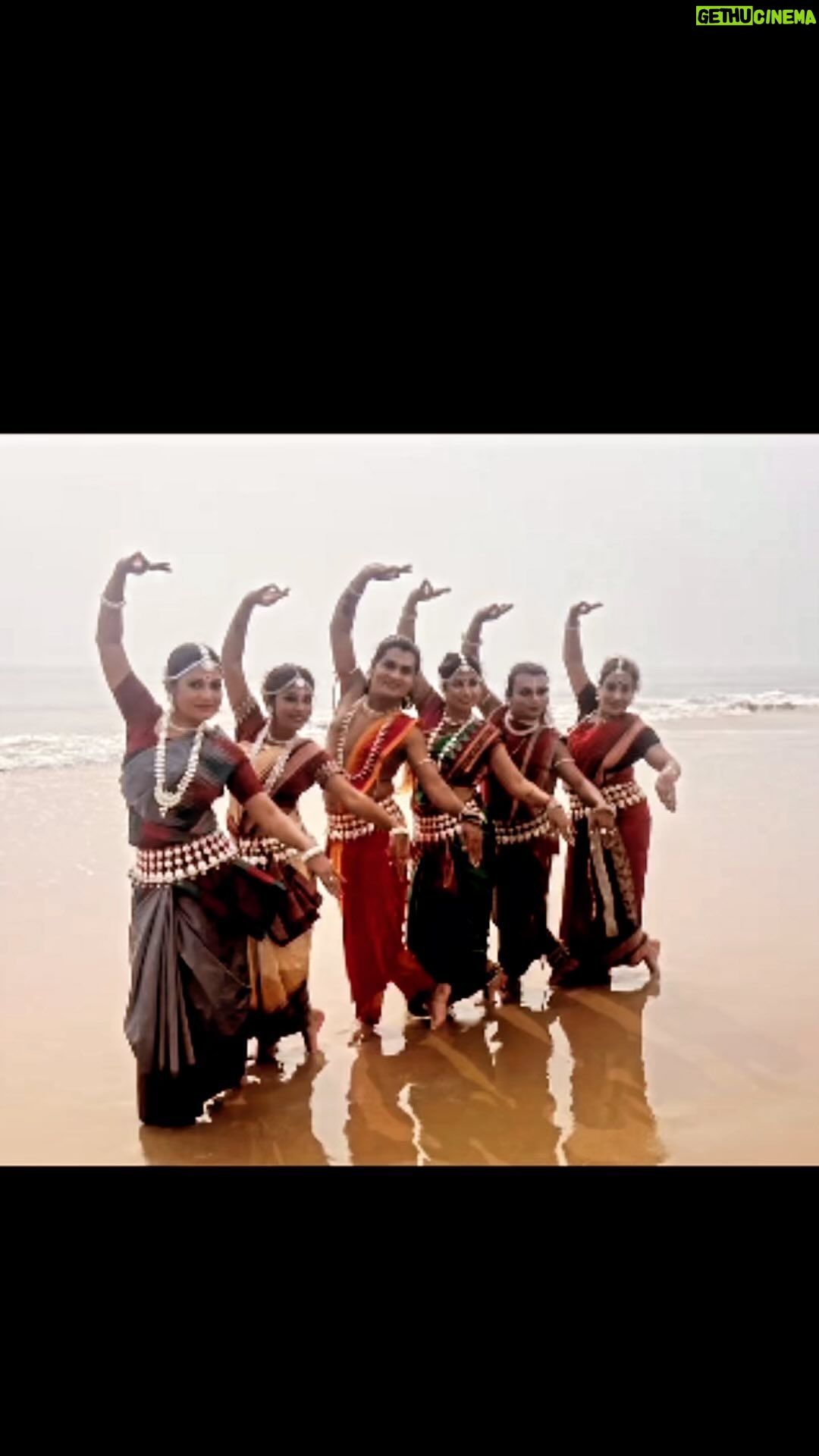 Mousumi Nayak Instagram - Happy 75th Republic Day 🇮🇳 26/01/2024 @mousuminayakofficial @dancer_rasmiranjan @ipsita.patnaik