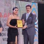 Mousumi Nayak Instagram - Proud Moment Of life. I am Honoured From Great Personality Mr. Sandeep Marwah Sir. Glad to meet you & Felling Blessed 😇 @sandeepmarwah @mousuminayakofficial @fashiondesign_delhi