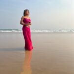 Mousumi Nayak Instagram – Hosh walon ko khabar kya bekhudi kya cheez hai😇