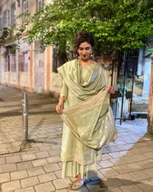 Mrinmayee Godbole Instagram - Festive feels don’t need a time ✨ 

Clothes and footwear by @indianatelierbytiasaluja 

Hair and love by @aabhapusalkar 
#timeless #twirls #tailormade