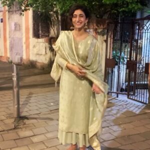 Mrinmayee Godbole Instagram - Festive feels don’t need a time ✨ 

Clothes and footwear by @indianatelierbytiasaluja 

Hair and love by @aabhapusalkar 
#timeless #twirls #tailormade