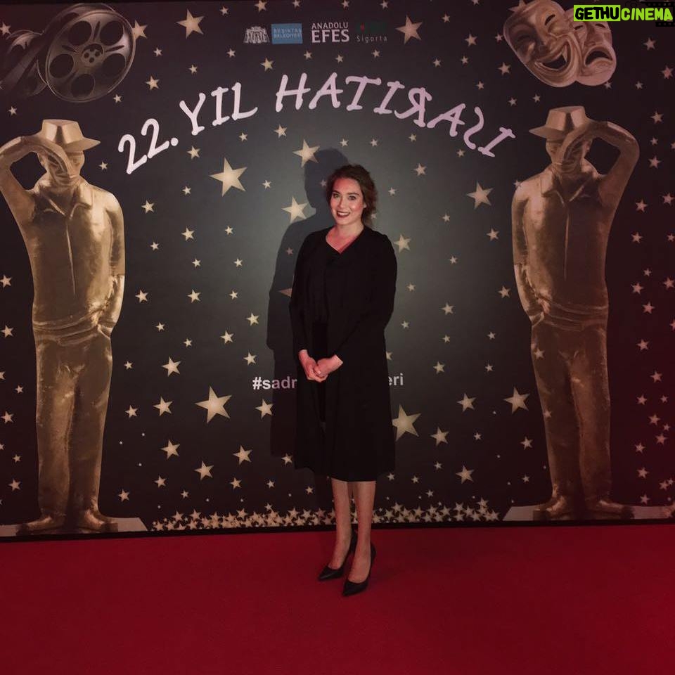 Müge Uyar - 0.9K Likes - 22.Sadri Alışık tiyatro ve sinema oyuncu ödülleri 🏆