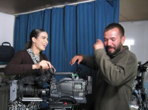 Müjgan Gönül Instagram - Yıllar sonra kamera arkası fotoğraflarımız... o zamanlar instagram yoktu napalım🤓