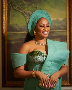 Munachi Abii Instagram - Do i look like Monalisa or Munalisa ☺️? 
What do you think? 

Special thanks to 
@xavi.erhouse 
Makeup @__bims.artistry
Hairstylist @slayedbyify
Gele artist @bobo_gele
Bridal robe @eventstarters
Aso Oke @bethbridals
Accessories @jewels_by_plush
Shoe and purse @jewels_by_plush
Video editing @bshot_it_
Photographer @paulsportrait