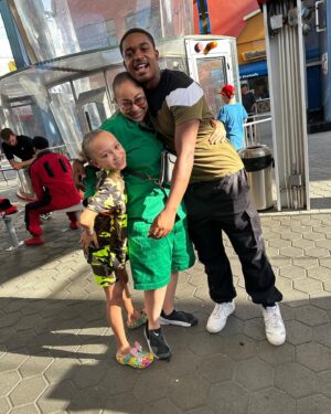 Mykal-Michelle Harris Instagram - Family…that’s it…that’s the post…#FAMILY. Love you @issacryanbrown Auntie @ravensymone and Ms @itsjojosiwa 💚💚💚💚💚#family #loveYall #kimraisingkim #blessed #iykyk #ravenshome