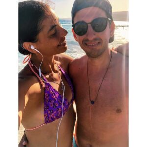 Myriella Kourenti Instagram - #friendsforever 
Οι καλύτεροι φίλοι για εμένα δεν χρειάζεται να είναι κάθε μέρα μαζί.
Δεν χρειάζεται να μιλάνε κάθε τρεις και λίγο στο τηλέφωνο. 
Δεν χρειάζεται να μοιράζονται κάθε λεπτομέρεια της ζωής τους συνεχώς. 
Οι καλύτεροι φίλοι είναι αυτοί που είναι εκεί για σημαντικά κι ασήμαντα που γι’αυτό μένουν χαραγμένα για πάντα στη μνήμη σου. 
Οι καλύτεροι φίλοι έχουν ζήσει πολύ δύσκολες στιγμές μαζί που άλλοι δεν θα άντεχαν αλλά ο χρόνος τους δικαίωσε γιατί ξαναβρέθηκαν και τις θυμόντουσαν με χαμόγελο κι όχι με πόνο ή θυμό. 
Οι καλύτεροι φίλοι μοιράζονται με την ίδια αγάπη και την σιωπή και την φασαρία.
Ένα slide με τον καλύτερο φίλο που θα μπορούσα ποτέ να ζητήσω απ’το σύμπαν. 
Η δεύτερη τραβήχτηκε πριν 8 χρόνια, πάλι σε κάμπινγκ.
18 η ημερομηνία σήμερα και κάπως έτσι πριν 18 χρόνια, ένα καλοκαίρι σε μία παιδική κατασκήνωση, κόλλησα με τον @ilias_kallitsis έναν καλλιτέχνη, αληθινό άνθρωπο, που δεν σταματάει να με κάνει να γελάω όποτε βλέπει σύννεφα στα μάτια μου…
Ευλογημένη που σε έχω Λιάκο μου..
Σε αγαπώ 💜