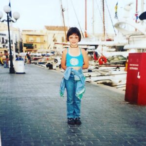 Myriella Kourenti Instagram - 🌻Πηνελόπη
Αυτό το κορίτσι, δεν είναι σαν όλα τ’ άλλα
Ξέρει να αγαπάει αληθινά και να το δείχνει με ανιδιοτέλεια στις πράξεις 
Ξέρει να είναι πραγματική φίλη και να είναι εκεί για όλους και στα ήρεμα ηλιοβασιλέματα και στις απρόβλεπτες τρικυμίες
Ξέρει να τραγουδάει χαρούμενες μελωδίες όταν όλα γύρω φαντάζουν μάταια
Ξέρει να σιγομουρμουρίζει μελαγχολικές νότες όταν όλα γύρω ουτοπικά παραπλανούν
Ξέρει να φέρνει την ισορροπία όταν το ζύγι γέρνει
Ξέρει να χαμογελάει και να χρωματίζεται ο Κόσμος
Ξέρει με μία λέξη να σου γεννήσει την πιο μεγάλη ελπίδα
Ξέρει να τολμά να κάνει θαρραλέα όνειρα χωρίς εκπτώσεις στις θυσίες που πρέπει να γίνουν για να τα πραγματοποιήσει
Ξέρει να κάνει ασταθείς και άτιμους ανθρώπους να στρέφουν τα μάτια τους αλλού όταν τους κοιτάζει με αυτό το καθάριο και ευγενές της βλέμμα
Ξέρει να γεμίζει με φως το σκοτάδι και να το κοιτάζει κατάματα
Ξέρει να σε κάνει να αγαπάς τον εαυτό σου και ό,τι συνεπάγεται Ζωή
Είναι η Πηνελόπη μου
Η πιο Πιστή Αγάπη μου
Η Αδελφή Ψυχή μου
Και αξίζει μόνο αν είναι κανείς Άνθρωπος με Αρετές, με Ελευθερία στη Σκέψη και Μεγαλοπρέπεια στη Καρδιά να την έχει και να την χαίρεται
ΧΡΟΝΙΑ ΠΟΛΛΑ ΔΙΑΜΑΝΤΙ ΜΟΥ!!! ΝΑ ΖΗΣΕΙΣ ΠΟΛΛΑ ΚΙ ΕΥΤΥΧΙΣΜΕΝΑ ΧΡΟΝΙΑ!!!!
ΟΣΕΣ ΖΩΕΣ ΚΙ ΑΝ ΕΧΩ ΜΠΡΟΣΤΑ ΜΟΥ, ΜΕ ΕΣΕΝΑ ΘΕΛΩ ΝΑ ΤΙΣ ΖΗΣΩ...ΣΕ ΕΥΧΑΡΙΣΤΩ ΠΟΥ ΥΠΑΡΧΕΙΣ!
@penelope_krnt ❤️
#happybirthday #sister #penelopekourenti #artist #soulmate