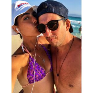 Myriella Kourenti Instagram - #friendsforever 
Οι καλύτεροι φίλοι για εμένα δεν χρειάζεται να είναι κάθε μέρα μαζί.
Δεν χρειάζεται να μιλάνε κάθε τρεις και λίγο στο τηλέφωνο. 
Δεν χρειάζεται να μοιράζονται κάθε λεπτομέρεια της ζωής τους συνεχώς. 
Οι καλύτεροι φίλοι είναι αυτοί που είναι εκεί για σημαντικά κι ασήμαντα που γι’αυτό μένουν χαραγμένα για πάντα στη μνήμη σου. 
Οι καλύτεροι φίλοι έχουν ζήσει πολύ δύσκολες στιγμές μαζί που άλλοι δεν θα άντεχαν αλλά ο χρόνος τους δικαίωσε γιατί ξαναβρέθηκαν και τις θυμόντουσαν με χαμόγελο κι όχι με πόνο ή θυμό. 
Οι καλύτεροι φίλοι μοιράζονται με την ίδια αγάπη και την σιωπή και την φασαρία.
Ένα slide με τον καλύτερο φίλο που θα μπορούσα ποτέ να ζητήσω απ’το σύμπαν. 
Η δεύτερη τραβήχτηκε πριν 8 χρόνια, πάλι σε κάμπινγκ.
18 η ημερομηνία σήμερα και κάπως έτσι πριν 18 χρόνια, ένα καλοκαίρι σε μία παιδική κατασκήνωση, κόλλησα με τον @ilias_kallitsis έναν καλλιτέχνη, αληθινό άνθρωπο, που δεν σταματάει να με κάνει να γελάω όποτε βλέπει σύννεφα στα μάτια μου…
Ευλογημένη που σε έχω Λιάκο μου..
Σε αγαπώ 💜