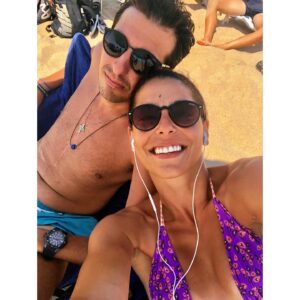 Myriella Kourenti Instagram - #friendsforever 
Οι καλύτεροι φίλοι για εμένα δεν χρειάζεται να είναι κάθε μέρα μαζί.
Δεν χρειάζεται να μιλάνε κάθε τρεις και λίγο στο τηλέφωνο. 
Δεν χρειάζεται να μοιράζονται κάθε λεπτομέρεια της ζωής τους συνεχώς. 
Οι καλύτεροι φίλοι είναι αυτοί που είναι εκεί για σημαντικά κι ασήμαντα που γι’αυτό μένουν χαραγμένα για πάντα στη μνήμη σου. 
Οι καλύτεροι φίλοι έχουν ζήσει πολύ δύσκολες στιγμές μαζί που άλλοι δεν θα άντεχαν αλλά ο χρόνος τους δικαίωσε γιατί ξαναβρέθηκαν και τις θυμόντουσαν με χαμόγελο κι όχι με πόνο ή θυμό. 
Οι καλύτεροι φίλοι μοιράζονται με την ίδια αγάπη και την σιωπή και την φασαρία.
Ένα slide με τον καλύτερο φίλο που θα μπορούσα ποτέ να ζητήσω απ’το σύμπαν. 
Η δεύτερη τραβήχτηκε πριν 8 χρόνια, πάλι σε κάμπινγκ.
18 η ημερομηνία σήμερα και κάπως έτσι πριν 18 χρόνια, ένα καλοκαίρι σε μία παιδική κατασκήνωση, κόλλησα με τον @ilias_kallitsis έναν καλλιτέχνη, αληθινό άνθρωπο, που δεν σταματάει να με κάνει να γελάω όποτε βλέπει σύννεφα στα μάτια μου…
Ευλογημένη που σε έχω Λιάκο μου..
Σε αγαπώ 💜