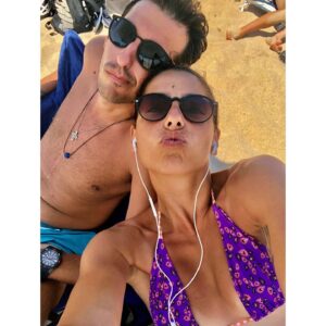 Myriella Kourenti Instagram - #friendsforever 
Οι καλύτεροι φίλοι για εμένα δεν χρειάζεται να είναι κάθε μέρα μαζί.
Δεν χρειάζεται να μιλάνε κάθε τρεις και λίγο στο τηλέφωνο. 
Δεν χρειάζεται να μοιράζονται κάθε λεπτομέρεια της ζωής τους συνεχώς. 
Οι καλύτεροι φίλοι είναι αυτοί που είναι εκεί για σημαντικά κι ασήμαντα που γι’αυτό μένουν χαραγμένα για πάντα στη μνήμη σου. 
Οι καλύτεροι φίλοι έχουν ζήσει πολύ δύσκολες στιγμές μαζί που άλλοι δεν θα άντεχαν αλλά ο χρόνος τους δικαίωσε γιατί ξαναβρέθηκαν και τις θυμόντουσαν με χαμόγελο κι όχι με πόνο ή θυμό. 
Οι καλύτεροι φίλοι μοιράζονται με την ίδια αγάπη και την σιωπή και την φασαρία.
Ένα slide με τον καλύτερο φίλο που θα μπορούσα ποτέ να ζητήσω απ’το σύμπαν. 
Η δεύτερη τραβήχτηκε πριν 8 χρόνια, πάλι σε κάμπινγκ.
18 η ημερομηνία σήμερα και κάπως έτσι πριν 18 χρόνια, ένα καλοκαίρι σε μία παιδική κατασκήνωση, κόλλησα με τον @ilias_kallitsis έναν καλλιτέχνη, αληθινό άνθρωπο, που δεν σταματάει να με κάνει να γελάω όποτε βλέπει σύννεφα στα μάτια μου…
Ευλογημένη που σε έχω Λιάκο μου..
Σε αγαπώ 💜