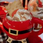 Núria Madruga Instagram – Com três miúdos em casa doentinhos, incluindo eu 🤧, mereço este chocolate quente super enjoativo. 😂 
E o comando, já agora. 😁

#christmasdecor #hotchocolate