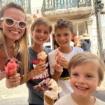Núria Madruga Instagram – Sabem aquela menina que não queria casar e dizia que se tivesse filhos era só um? É hoje mãe de quatro miúdos maravilhosos e muito feliz. 🤍

Obrigada meus Amores, a Vida deu-me o melhor do Mundo, ser vossa Mãe. Acho que já sabem, mas Amo-vos tanto, tanto, tanto… nunca se esqueçam disso. ♥️

Meu amor @vaskini, não mudava nem uma vírgula da nossa história de Amor, todos os momentos que já passámos juntos e que fazem parte das nossas memórias. 

Obrigada à minha mãe, que sempre foi a minha heroína. 🤍

Feliz Dia a todas as Mães! Hoje e todos os dias.